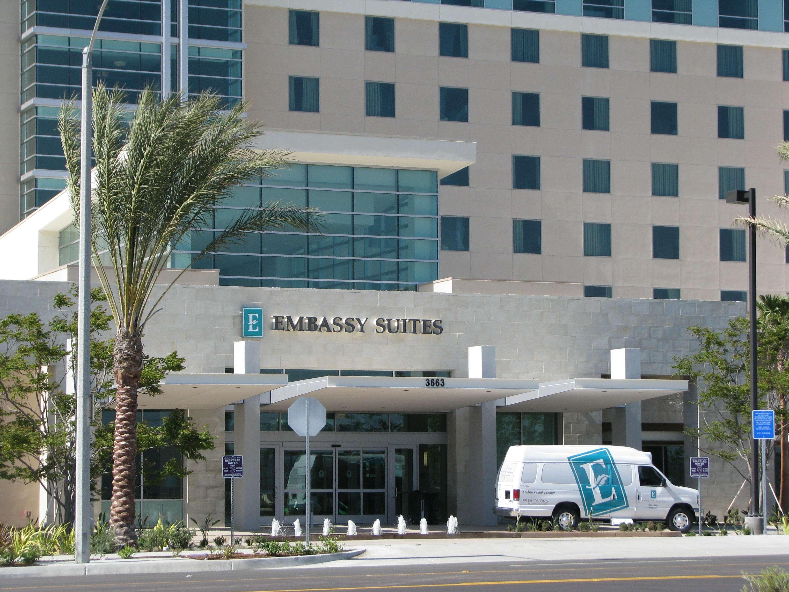 Embassy Suites Ontario - Airport Bagian luar foto